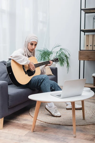 Mujer Árabe Tocando Guitarra Acústica Sala Estar Durante Lección Línea — Foto de Stock