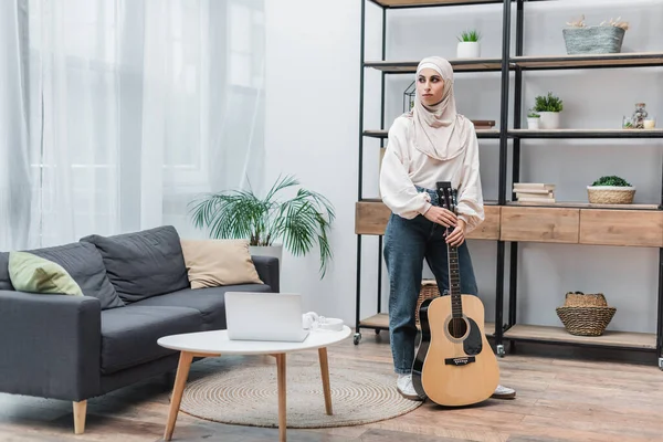Vista Completa Mujer Árabe Pie Con Guitarra Acústica Sala Estar — Foto de Stock