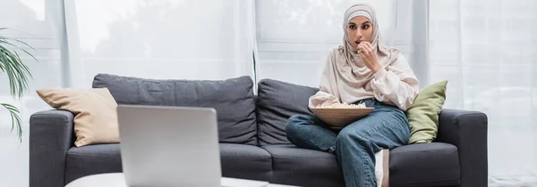 Mujer Árabe Hijab Comiendo Palomitas Maíz Viendo Película Ordenador Portátil — Foto de Stock