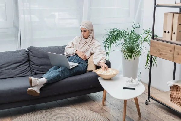 Mujer Árabe Viendo Película Ordenador Portátil Cerca Palomitas Maíz Teléfono — Foto de Stock