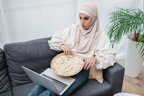 Arabian Woman Hijab Watching Movie Laptop While Sitting Sofa Bowl — Stock Photo, Image