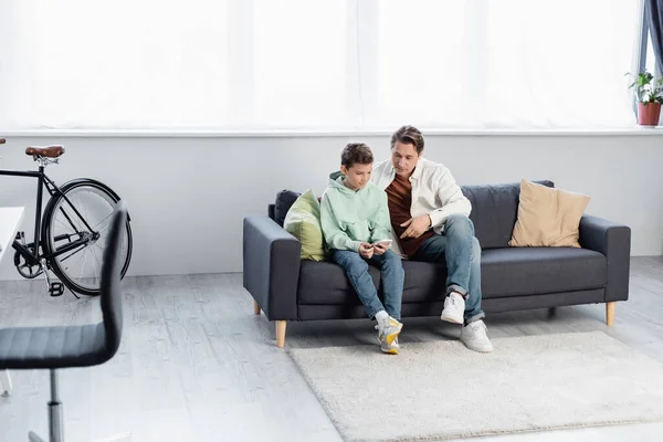 Father Preteen Boy Using Cellphone Couch Home — Stock Photo, Image