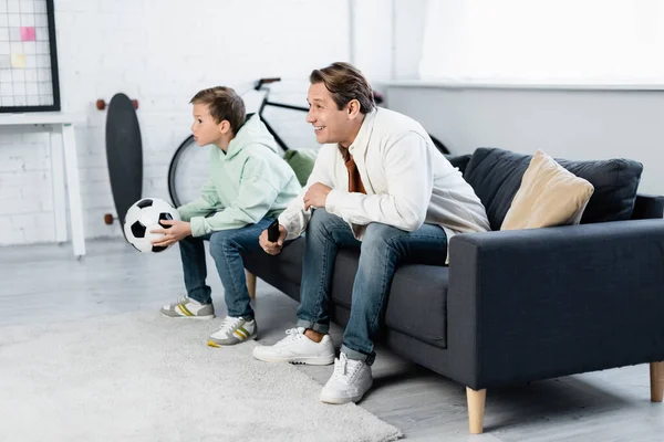 Positieve Vader Kind Kijken Voetbal Wedstrijd Bank — Stockfoto