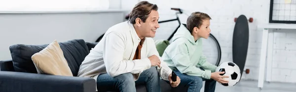 Mann Mit Fernbedienung Lächelt Beim Fußballspiel Mit Sohn Hause Banner — Stockfoto