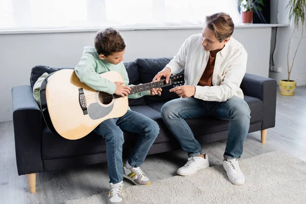 Padre Enseñando Hijo Con Guitarra Acústica Casa — Foto de Stock