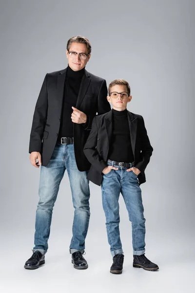 Full Length Stylish Father Son Posing Grey Background — Stock Photo, Image