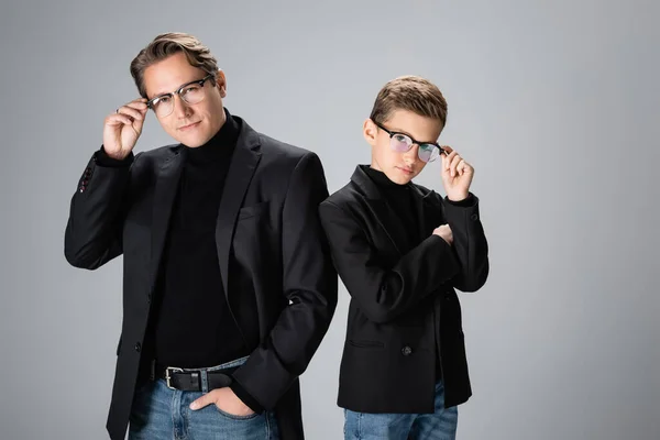时髦的爸爸和儿子举着灰色的眼镜 — 图库照片