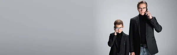 Homem Menino Óculos Jaquetas Falando Smartphones Isolados Cinza Banner — Fotografia de Stock