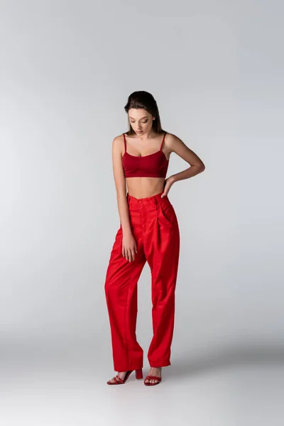 ロング丈の可愛いモデルが赤い衣装に身を包み — ストック写真