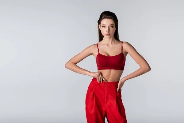 Joli Modèle Tenue Rouge Posant Avec Les Mains Sur Les — Photo