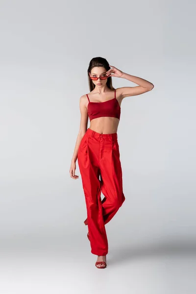 Full Längd Ung Modell Röd Outfit Justerar Solglasögon Grå — Stockfoto