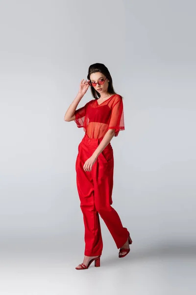 Full Längd Ung Kvinna Röd Elegant Outfit Justera Solglasögon Grå — Stockfoto