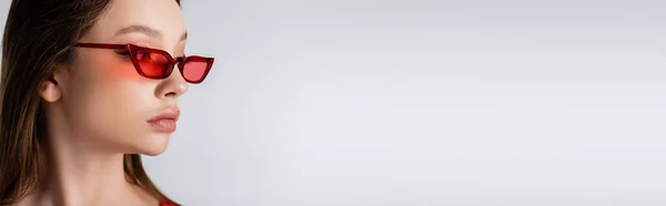 Jong Model Rood Trendy Zonnebril Weg Kijken Geïsoleerd Grijs Banner — Stockfoto