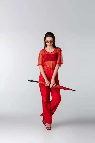 Pełna Długość Młodej Modelki Czerwonym Modnym Stroju Okularach Przeciwsłonecznych Parasolem — Zdjęcie stockowe