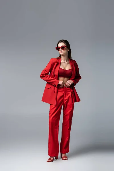 Longitud Completa Mujer Joven Traje Rojo Moda Gafas Sol Posando —  Fotos de Stock