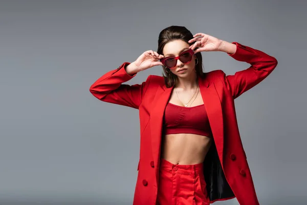 Mujer Joven Traje Rojo Con Top Recorte Gafas Sol Moda — Foto de Stock