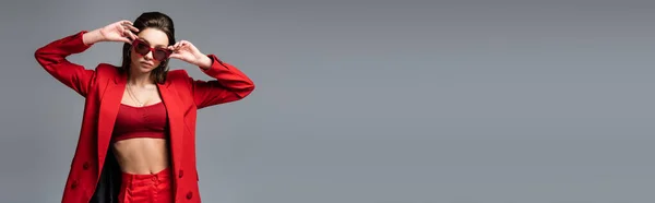 Jeune Femme Costume Rouge Avec Crop Top Lunettes Soleil Tendance — Photo