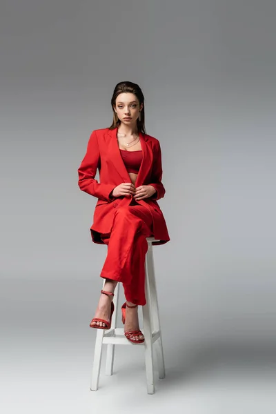 Longitud Completa Mujer Bonita Traje Rojo Zapatos Sentados Silla Blanca —  Fotos de Stock