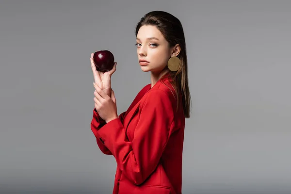 Giovane Bella Donna Abito Rosso Con Mela Isolata Sul Grigio — Foto Stock