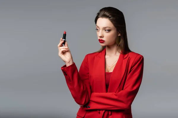 Jeune Femme Blazer Rouge Regardant Rouge Lèvres Isolé Sur Gris — Photo