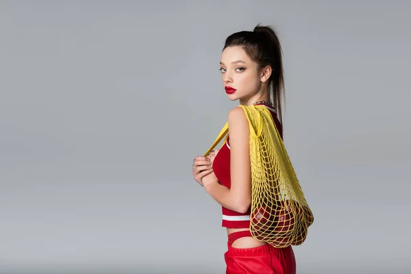 Jovem Mulher Elegante Roupa Esportiva Vermelha Segurando Saco Cordas Com — Fotografia de Stock