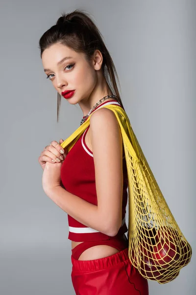 Jovem Mulher Elegante Roupa Esportiva Vermelha Segurando Saco Corda Amarela — Fotografia de Stock
