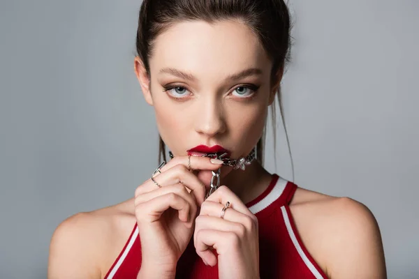 Joven Mujer Sosteniendo Cadena Collar Cerca Labios Rojos Aislados Gris —  Fotos de Stock