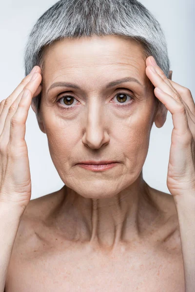 Mujer Mediana Edad Con Arrugas Tocando Las Sienes Aisladas Gris — Foto de Stock