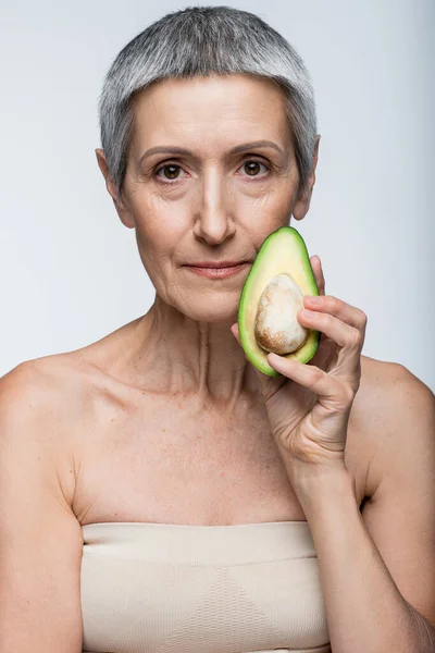 Volwassen Vrouw Houden Helft Van Avocado Geïsoleerd Grijs — Stockfoto