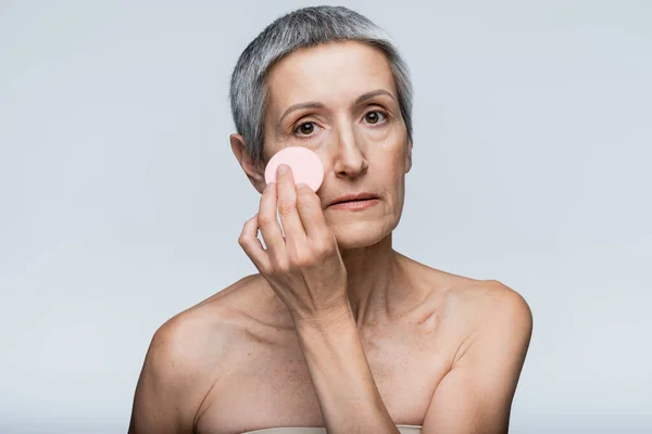 Mujer Mediana Edad Aplicando Maquillaje Base Con Esponja Belleza Aislada — Foto de Stock