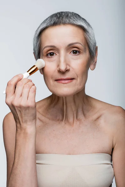 Mogen Kvinna Med Grått Hår Applicera Ansiktspulver Med Kosmetisk Borste — Stockfoto