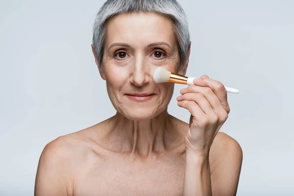 Mujer Madura Sonriente Con Pelo Gris Aplicando Polvo Facial Con — Foto de Stock