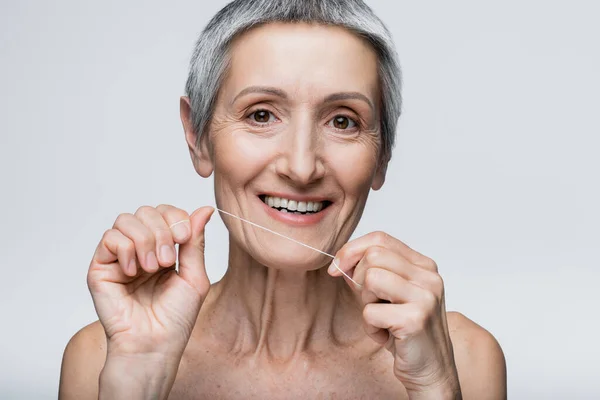 Mulher Meia Idade Positiva Com Cabelos Grisalhos Segurando Fio Dental — Fotografia de Stock