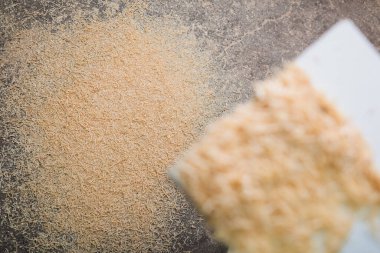 Atölyede yerdeki ahşap talaş manzarası 