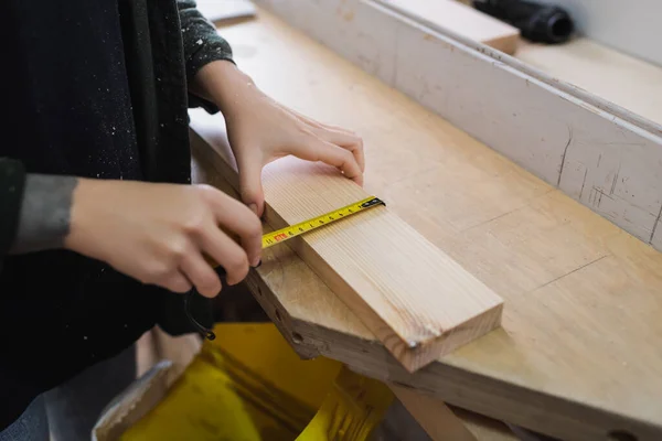 Vista Ritagliata Mobili Designer Misurazione Bordo Legno Officina — Foto Stock