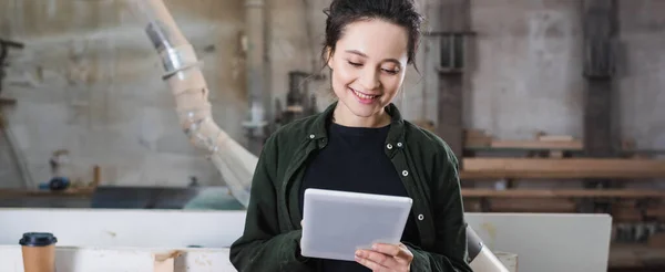 Giovane Designer Mobili Sorridente Durante Utilizzo Tablet Digitale Officina Banner — Foto Stock