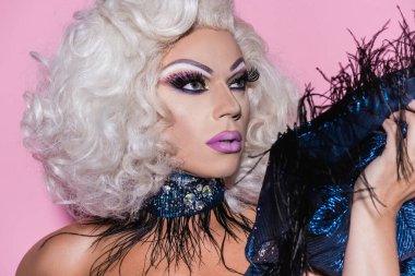 Parlak makyajlı eksantrik travesti pembe gözlerden uzakta.