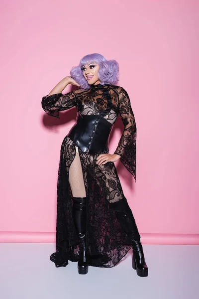 Mosolygós Drag Queen Csillogó Ruha Rögzítő Haj Miközben Nézett Félre — Stock Fotó