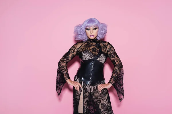 Excéntrica Drag Queen Peluca Púrpura Vestido Encaje Negro Mirando Cámara — Foto de Stock