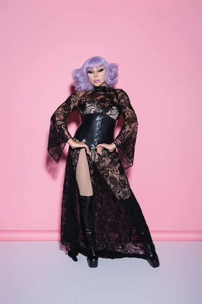 Full Length Άποψη Του Glamour Drag Queen Μωβ Περούκα Και — Φωτογραφία Αρχείου