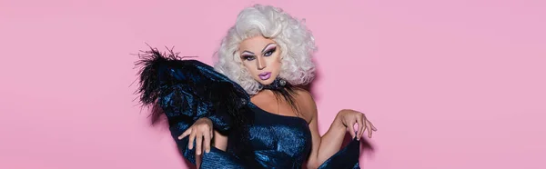 Αισθησιακό Drag Queen Ξανθιά Περούκα Κοιτάζοντας Κάμερα Ροζ Πανό — Φωτογραφία Αρχείου