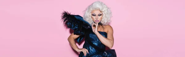 Rubia Excéntrica Drag Queen Mostrando Signo Silencio Mirando Cámara Rosa — Foto de Stock
