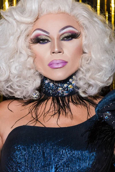 Glamour Drag Queen Brokatowym Naszyjniku Jasny Makijaż Patrząc Aparat Błyszczącym — Zdjęcie stockowe