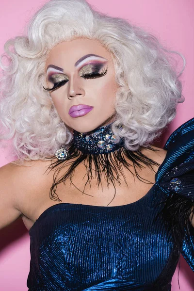 Excentrisk Dragqueen Med Ljus Makeup Poserar Med Slutna Ögon Rosa — Stockfoto