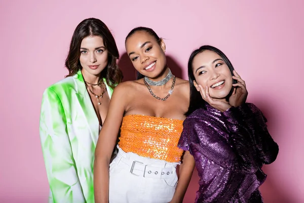 Joyful Interracial Women Trendy Outfits Posing Pink — Stock Photo, Image