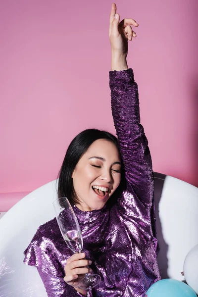 Positive Femme Asiatique Robe Pourpre Couché Dans Baignoire Avec Des — Photo