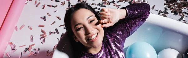 Glad Asiatisk Kvinna Ligger Badkar Med Färgglada Ballonger Banner — Stockfoto