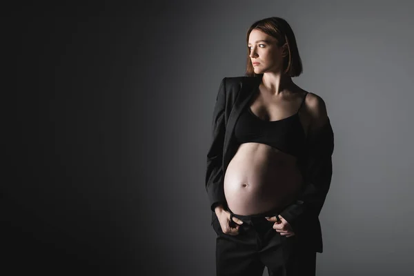 Stylová Těhotná Žena Horní Části Bunda Pózovat Tmavě Šedém Pozadí — Stock fotografie