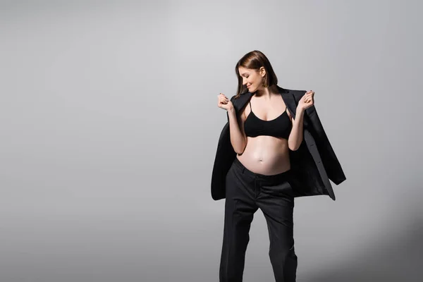 Vista Lateral Mujer Embarazada Feliz Traje Parte Superior Sobre Fondo —  Fotos de Stock