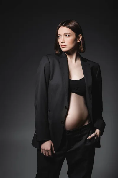 Modieuze Zwangere Vrouw Jas Poseren Geïsoleerd Donkergrijs — Stockfoto